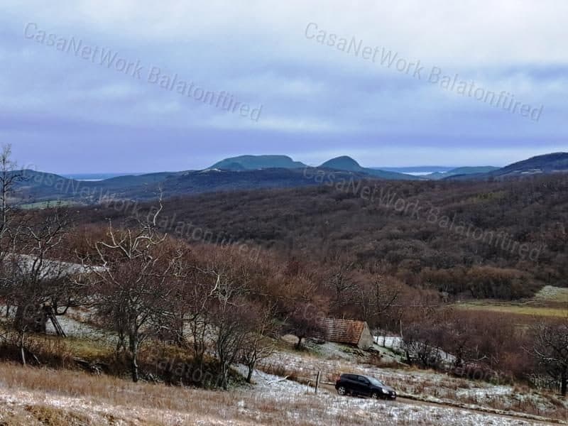 Zwei Wirtschaftsgebäude auf Weinbauland in Monostorapáti mit Panoramablick