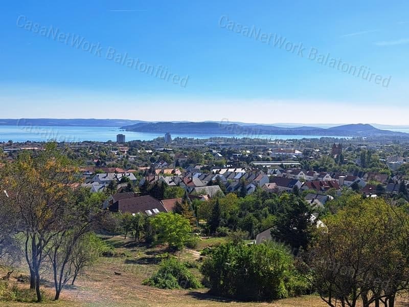 Körpanoramablick auf Balatonfüred – baublättriges Kleingartenland